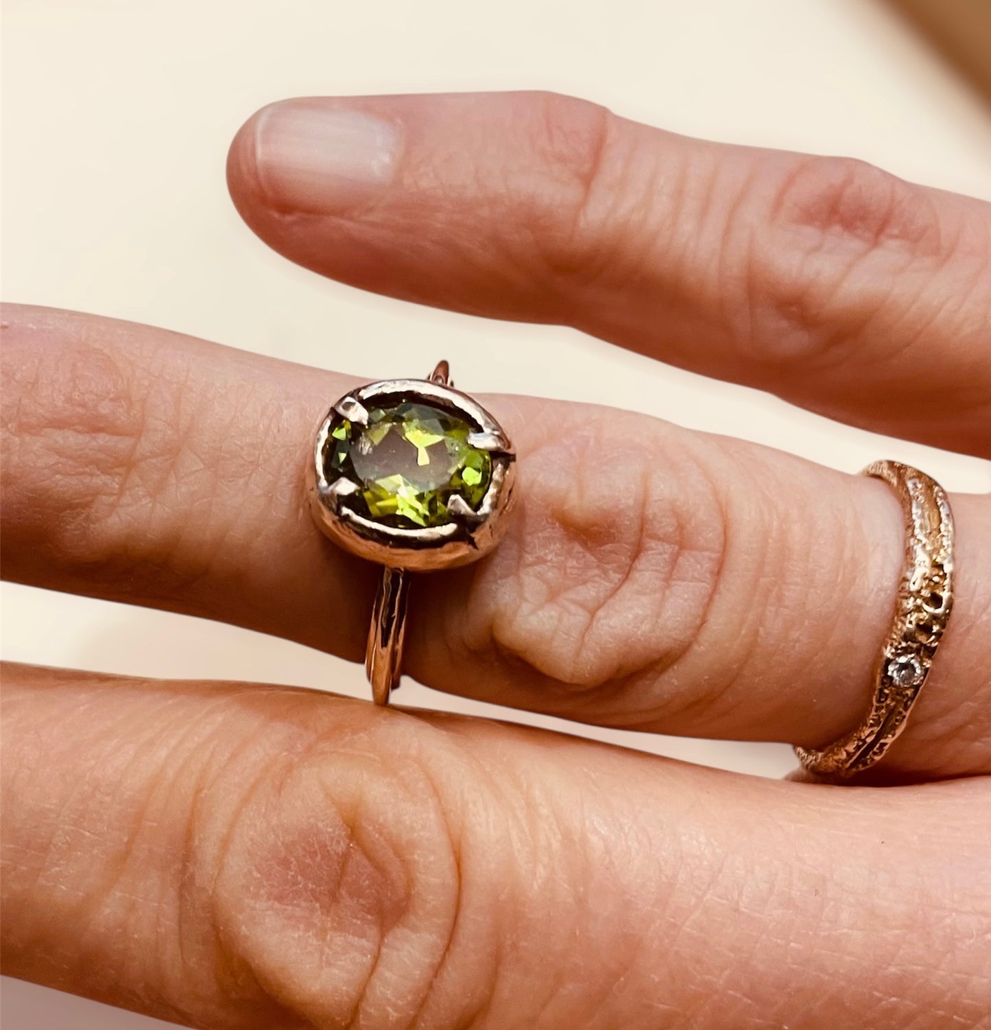 Anello in bronzo, castone con 'Peridoto'