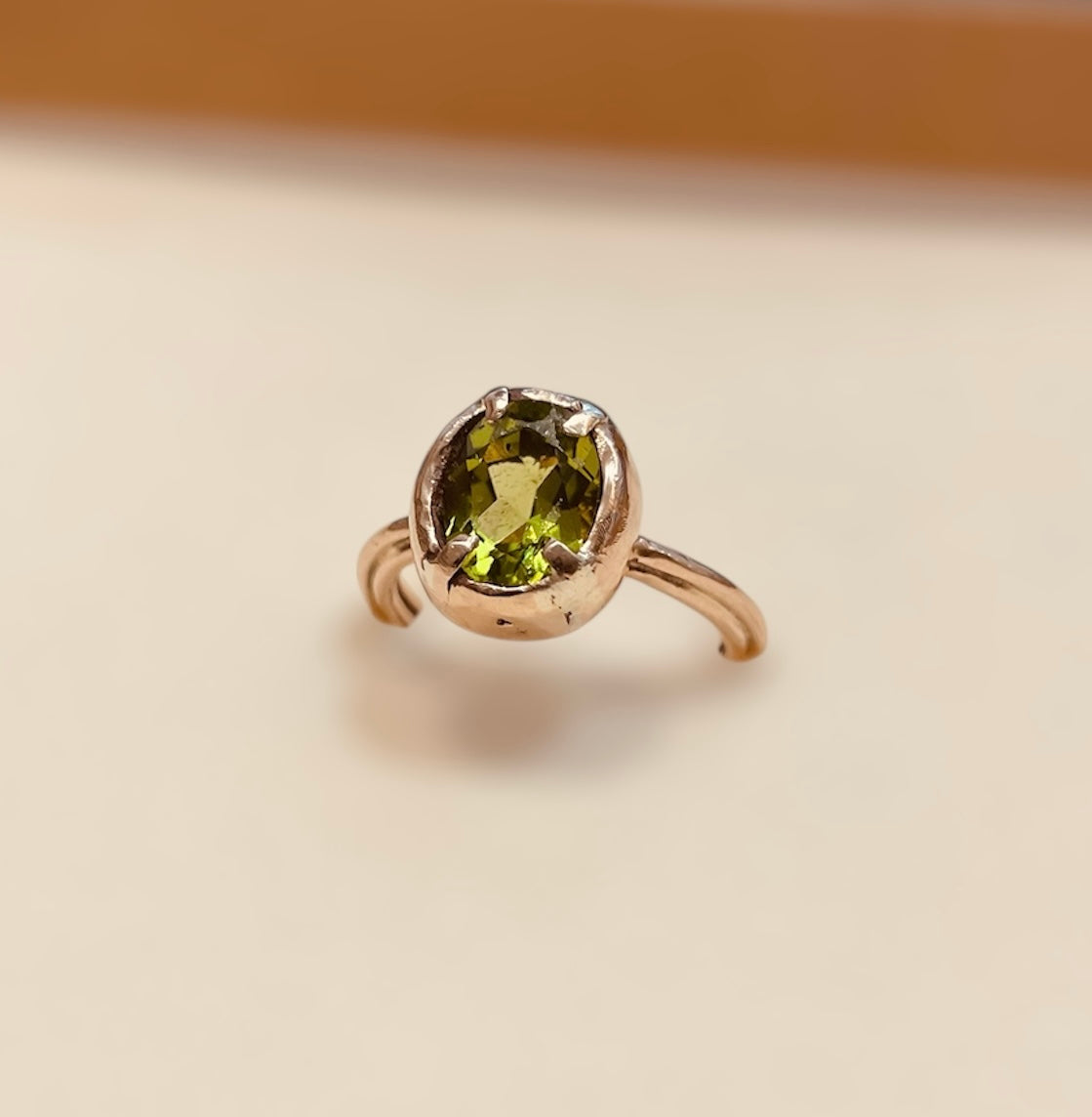 Anello in bronzo, castone con 'Peridoto'