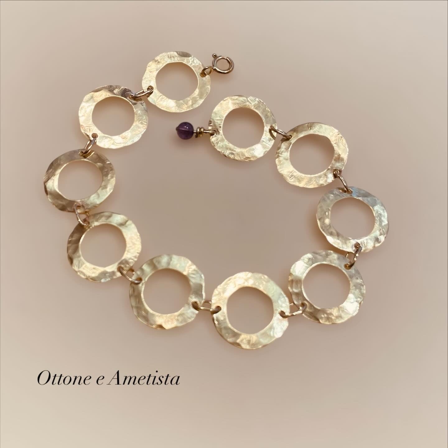 Bracciale in ottone impreziosito da pietra preziosa; eleganza Artigianale e Versatilità