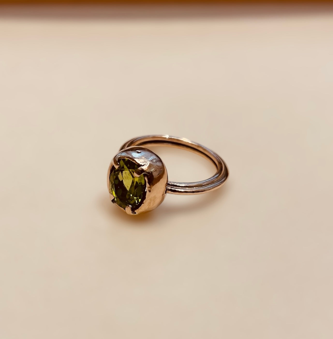 Anello in bronzo, castone con 'Peridoto'