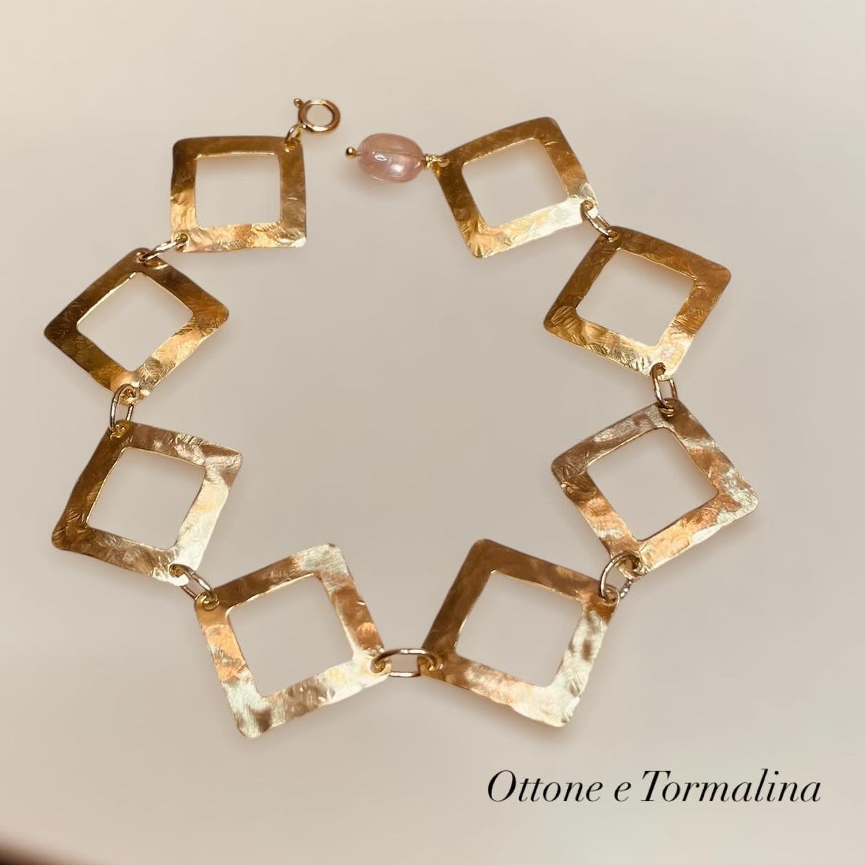 Bracciale in ottone impreziosito da pietra preziosa; eleganza Artigianale e Versatilità