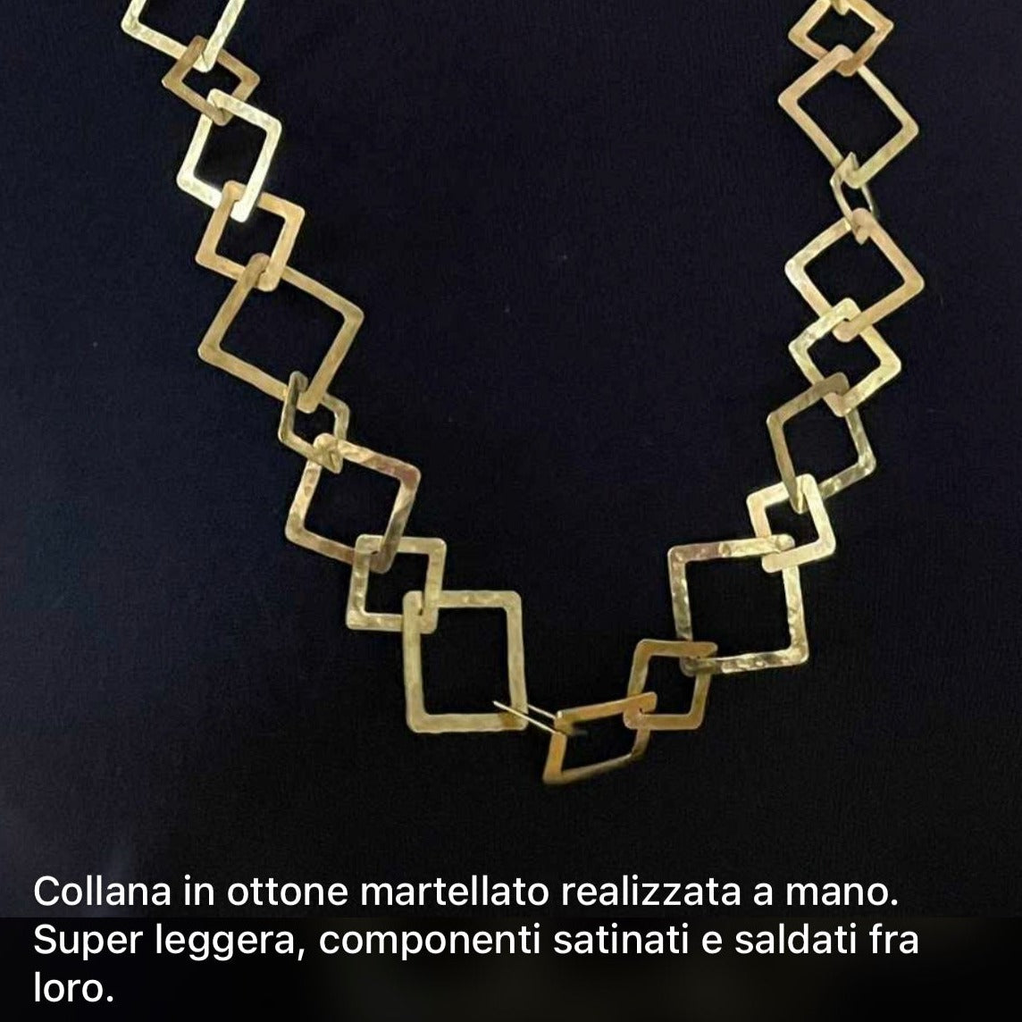 Collana in ottone martellato e satinato realizzata a mano