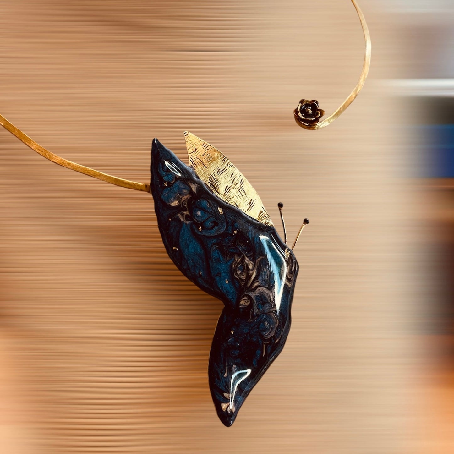 'Mariposa' girocollo rigido in ottone naturale