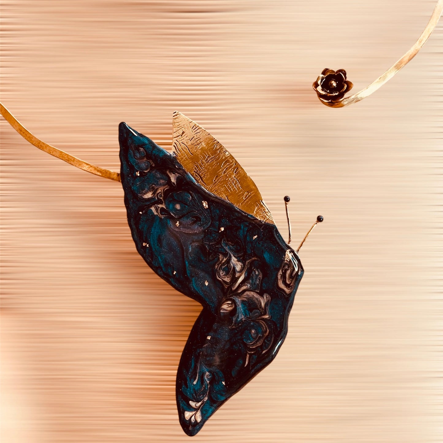 'Mariposa' girocollo rigido in ottone naturale