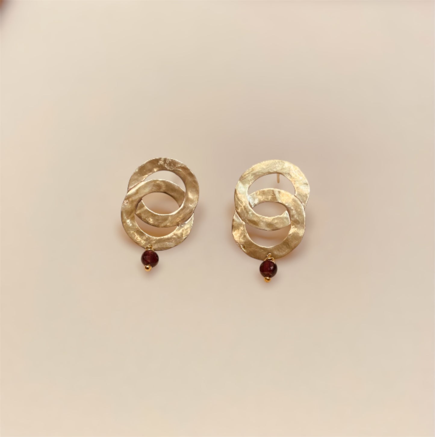 Orecchini pendenti in ottone lavorato a mano, con pietre naturali.