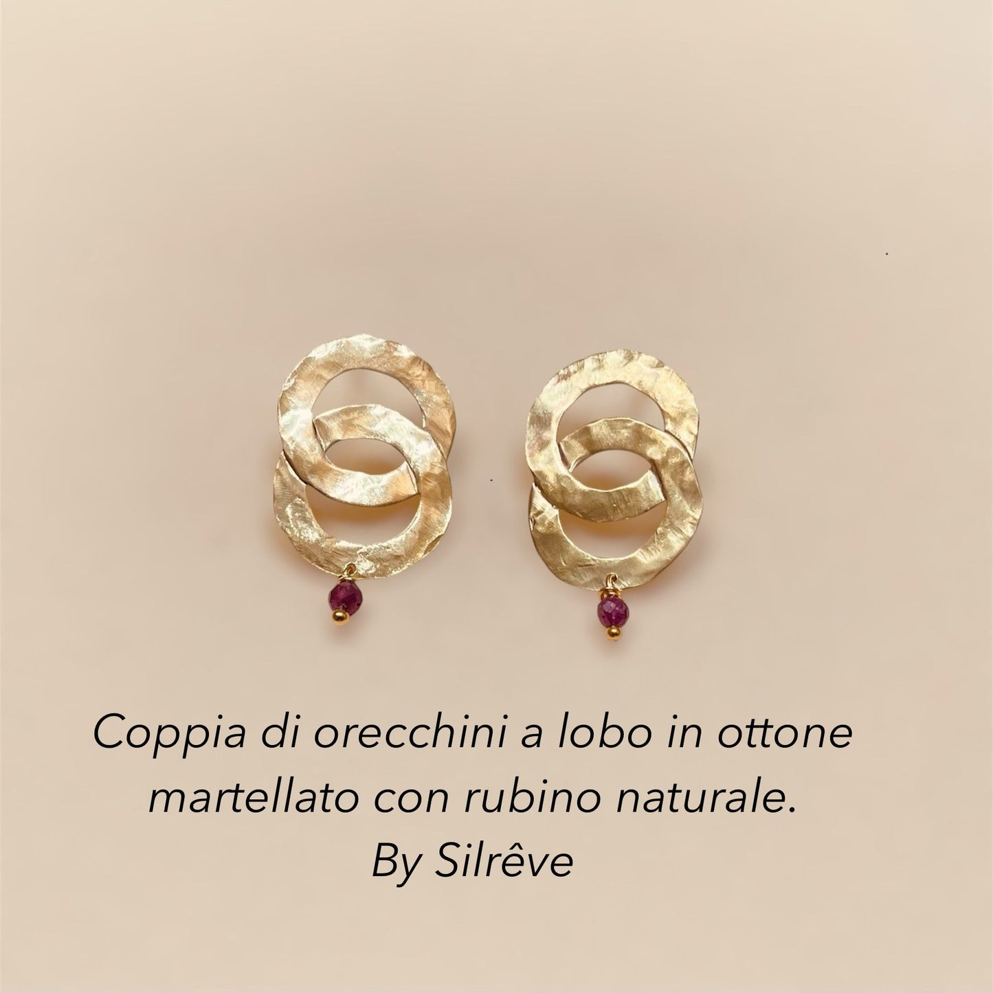 Orecchini pendenti in ottone lavorato a mano, con pietre naturali.