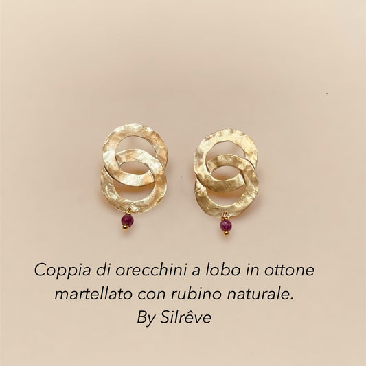 Orecchini pendenti in ottone lavorato a mano, con pietre naturali.