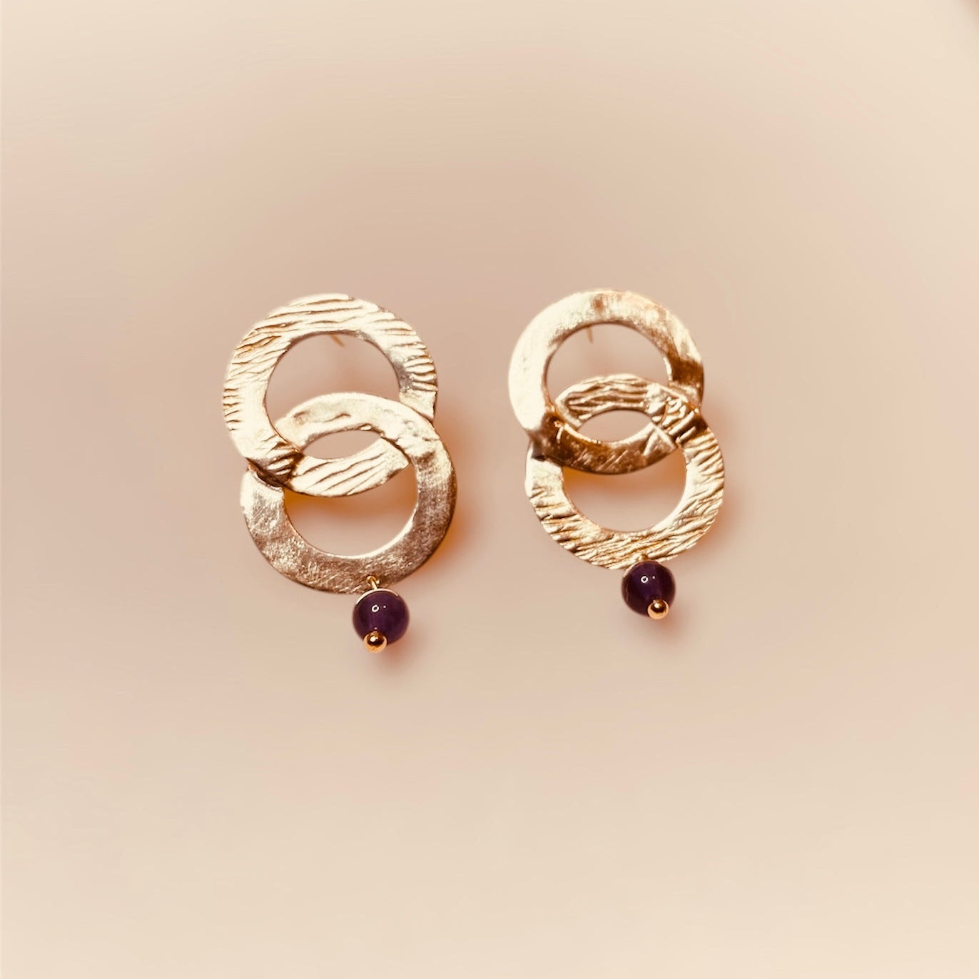 Orecchini pendenti in ottone lavorato a mano, con pietre naturali.