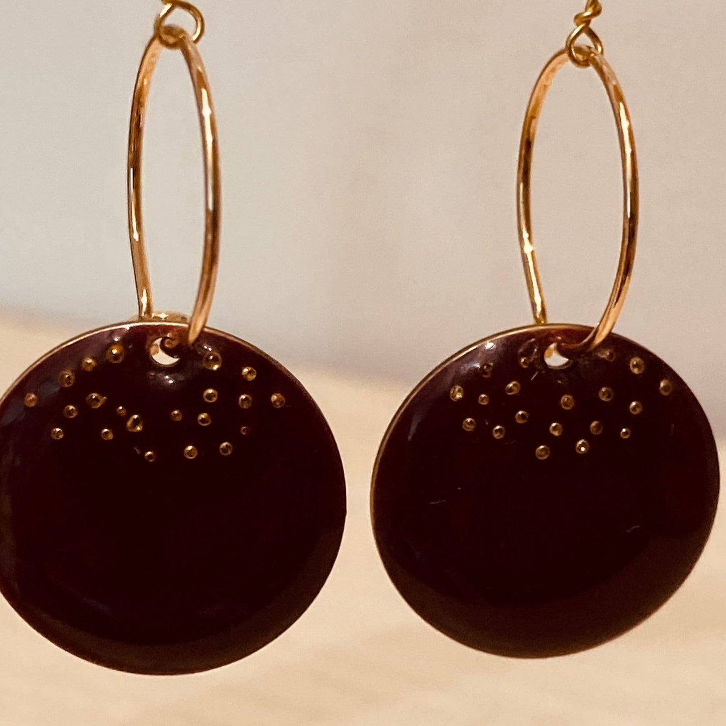 Orecchini pendenti in ottone con micro perle