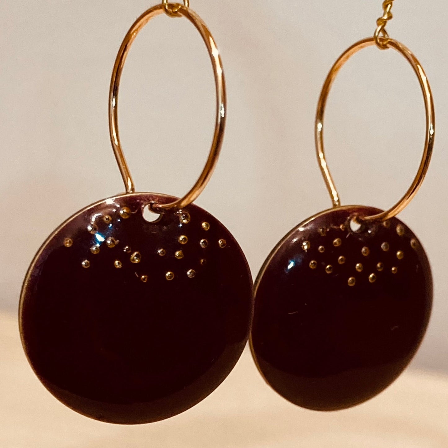 Orecchini pendenti in ottone con micro perle