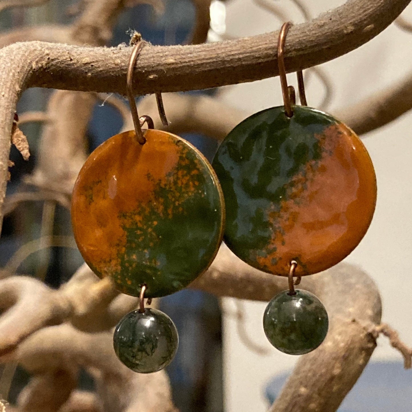 Orecchini in rame anticato, effetto martellato, impreziositi da pietra dura: agata verde. Color cognac/verde