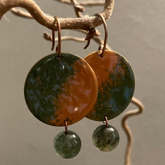 Orecchini in rame anticato, effetto martellato, impreziositi da pietra dura: agata verde. Color cognac/verde