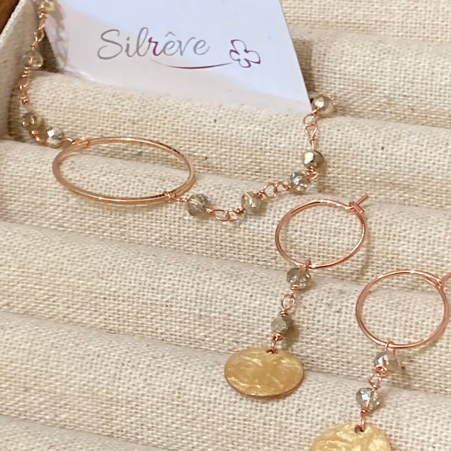 Parure braccialetto e orecchini in rame nudo, impreziositi con piccoli cristalli.