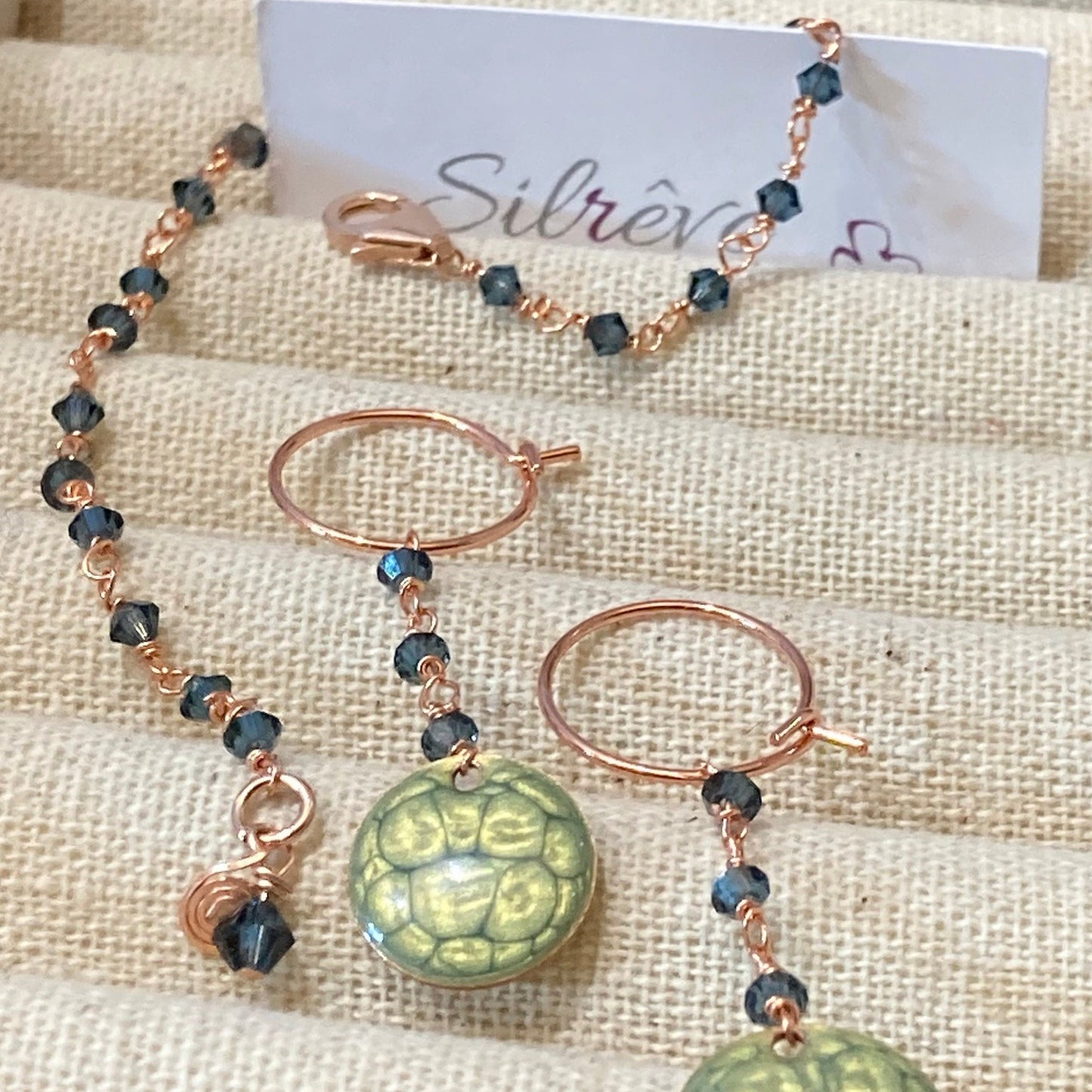 Parure braccialetto e orecchini in rame nudo, impreziositi con piccoli cristalli.