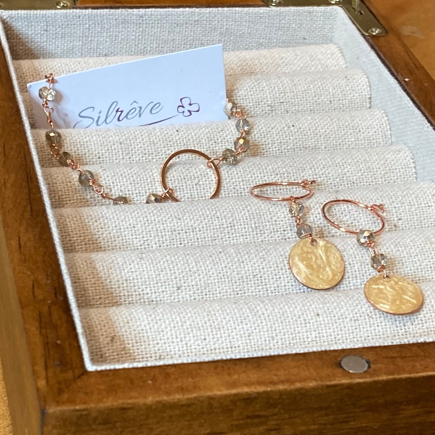 Parure braccialetto e orecchini in rame nudo, impreziositi con piccoli cristalli.