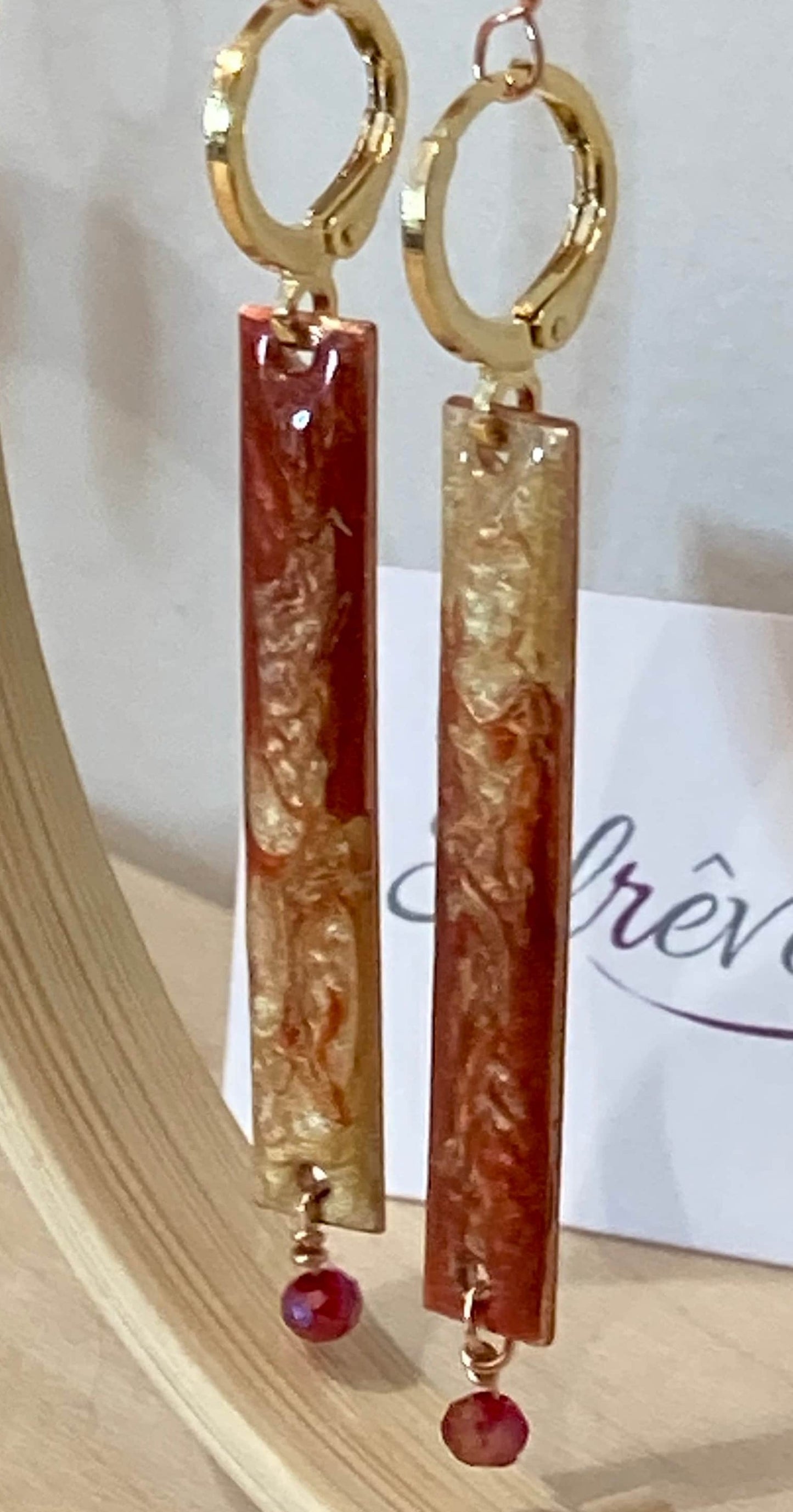 Orecchini rosso-oro in rame rettangolari, impreziositi con piccolo cristallo.